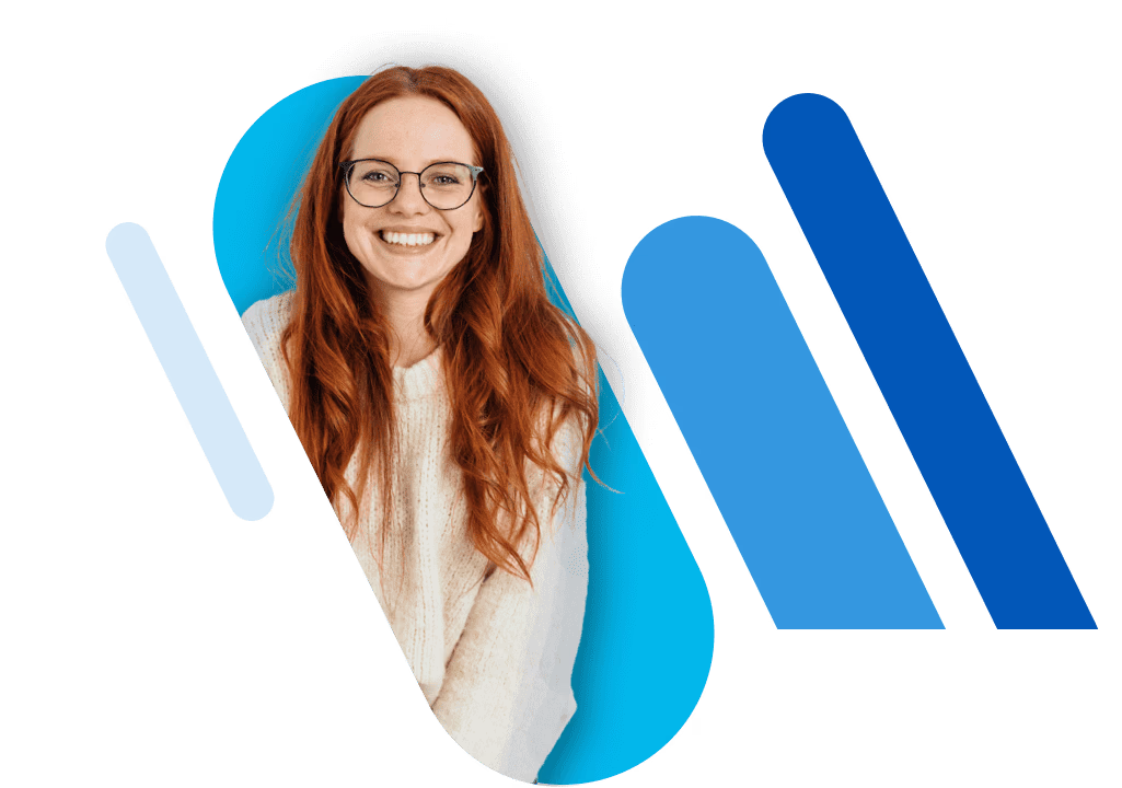 Une jeune femme souriante aux longs cheveux roux, portant des lunettes