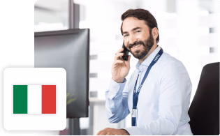 Operatore sorridente al telefono con badge IONOS e bandiera italiana.