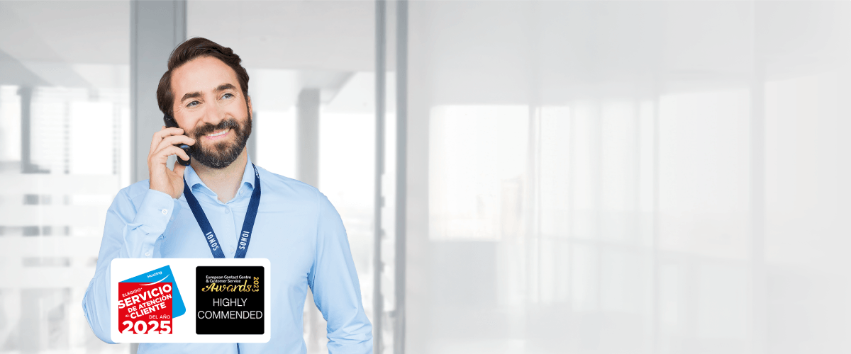 Consulente IONOS al telefono con due premi: Miglior Servizio Clienti 2025 ed European Contact Centre Awards.