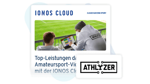 Zwei Personen, eine davon in einer Athlyzer-Jack, betrachten gemeinsam ein Tablet auf einem Fußballfeld. Der Text erwähnt die Verbesserung der Leistung im Amateur-Sport durch die Nutzung der IONOS Cloud.
