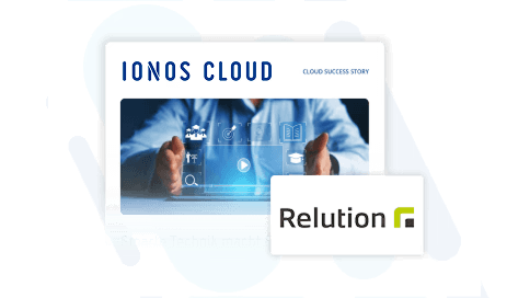 Ein Mann in einem weißen Hemd tippt auf einem Tablet. Der Bildschirm zeigt verschiedene Symbole und Icons. Der Text "IONOS Cloud" und "Cloud Success Story" ist sichtbar.