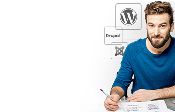 Hombre escribiendo en una hoja de papel y el logo de WordPress / Drupal