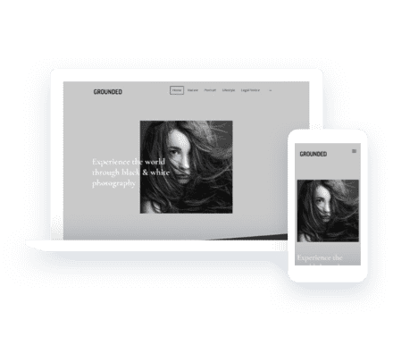 Tablet und Smartphone, auf denen ein Screen einer Website mit einem schwarz-weiß Foto einer Frau im Porträt abgebildet ist