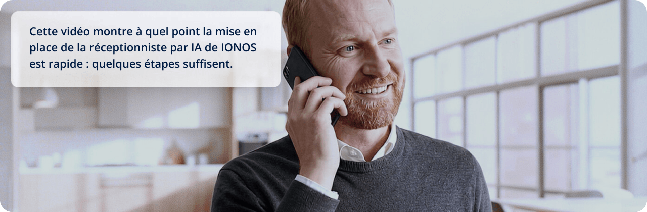Homme au téléphone souriant — miniature vidéo : configurer le Réceptionniste IA de IONOS en quelques étapes.