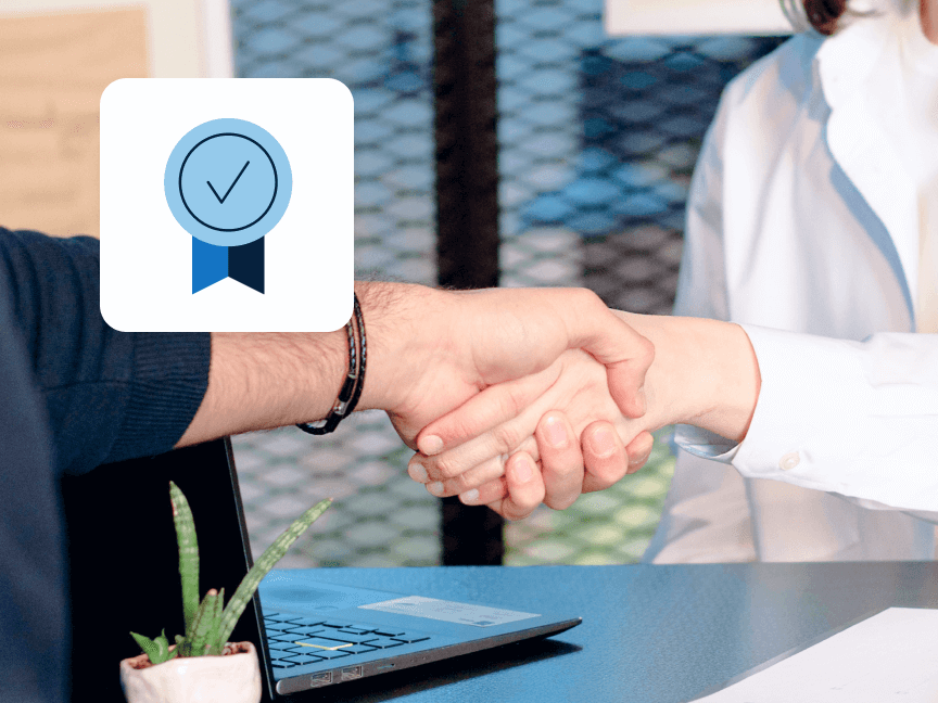 Zwei Personen geben sich die Hand mit Zertifikats-Icon im Vordergrund: steht für vertrauenswürdige, verifizierte und sichere Online-Verbindungen.