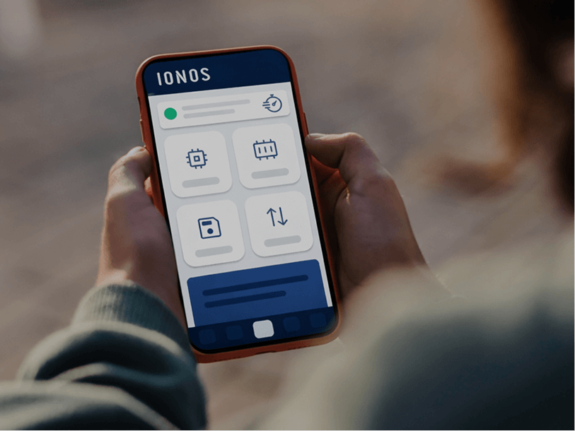 Person nutzt die IONOS Mobile App zur Verwaltung von Hosting Funktionen