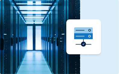 Rechenzentrumsgang mit Server-Racks und Einstellungs-Icon: steht für vServer mit flexibel konfigurierbaren Cloud-Ressourcen.