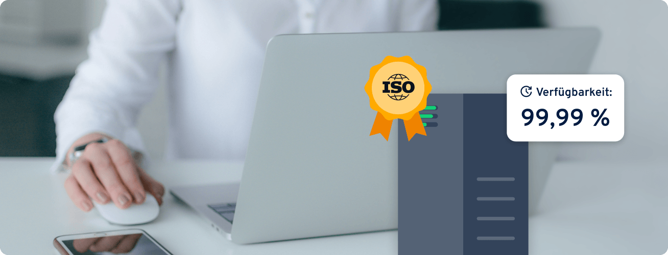 Person arbeitet am Laptop; Overlay mit ISO-Zertifizierung und „99,99 % Verfügbarkeit“: steht für skalierbare Cloud-Server mit hoher Zuverlässigkeit und geprüfter Sicherheit.