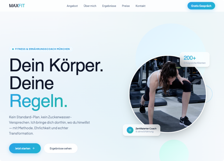 Frau macht Liegestütze im Fitnessstudio.