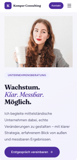 Frau mit roten Lippen und langem Haar hält ein Blatt Papier. Text: "Wachstum. Klar. Messbar. Möglich.