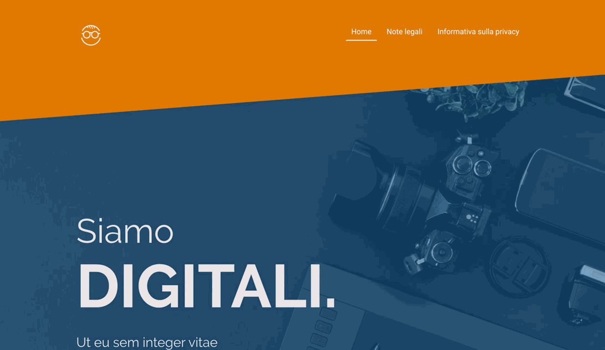 Sito web agenzia digitale con titolo "Siamo Digitali", fotocamera e attrezzatura su sfondo blu-arancione