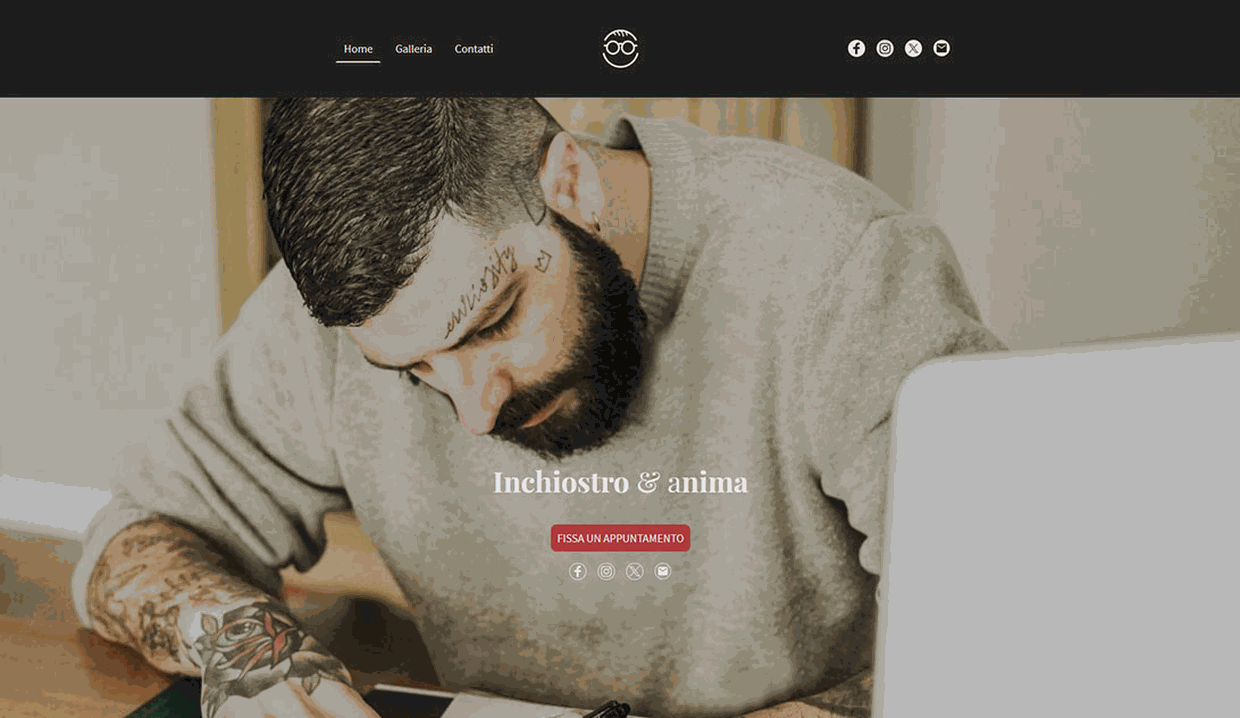 Sito web studio tatuaggi con titolo "Inchiostro & anima", tatuatore al lavoro, pulsante "Fissa un appuntamento"