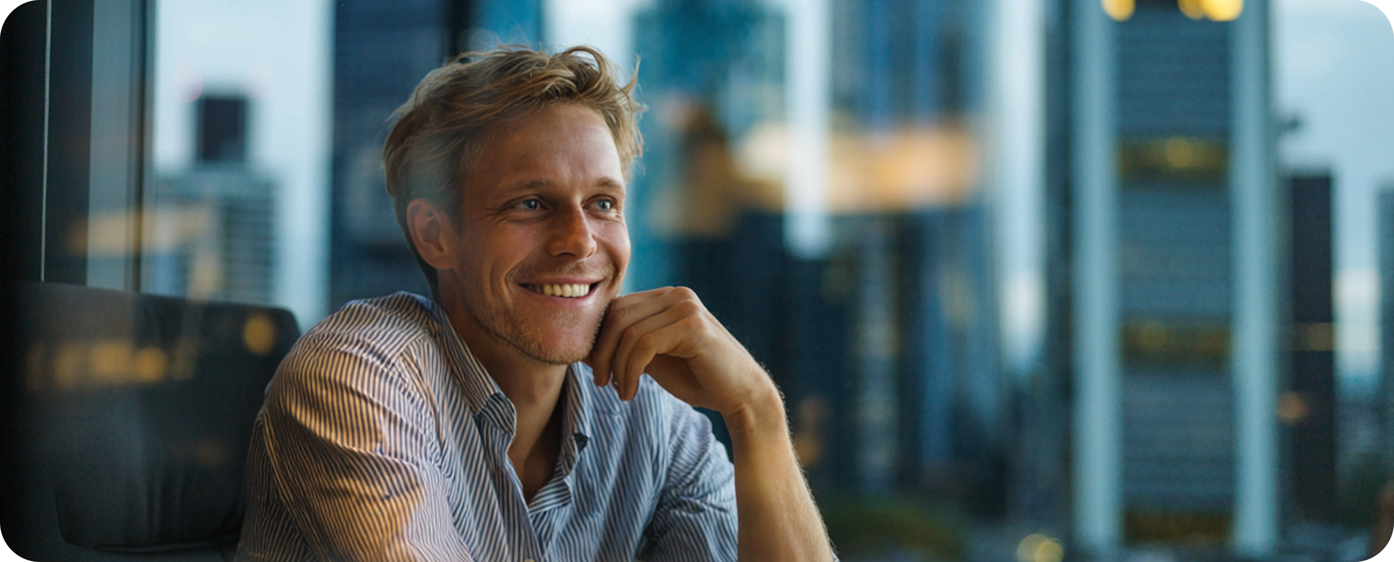 Lächelnder Geschäftsmann in Büro Umgebung