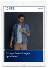 Mann, der auf Tablet schaut und Text: Google Bewertungen optimieren
