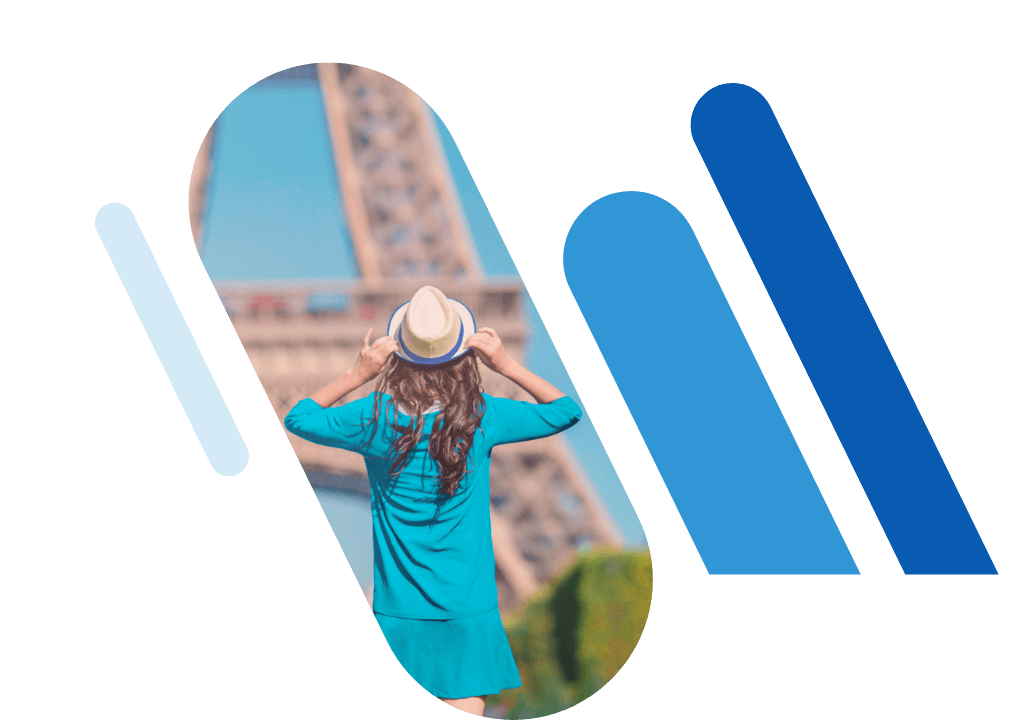 Une jeune femme portant un chapeau et une robe bleue que l'on voit de dos, face à la Tour Eiffel